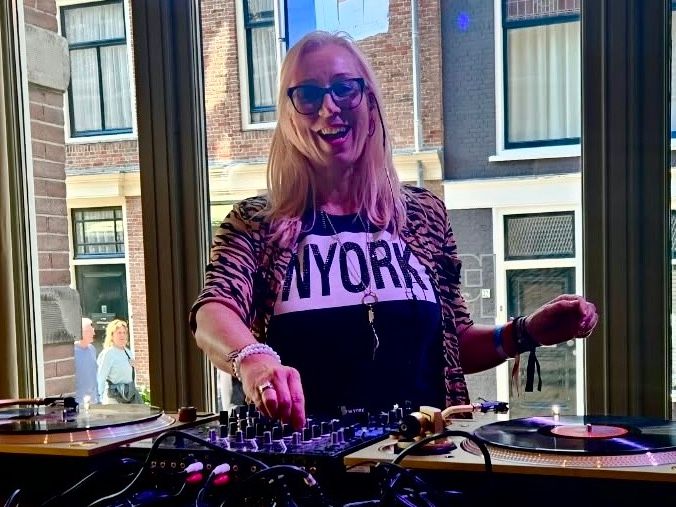 Everybody Dance Now/ DJ Gatinha