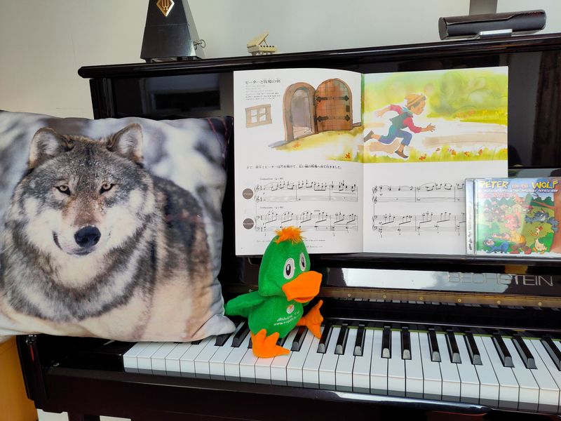 Arjen en Wick spelen Peter en de Wolf (4-mains piano)